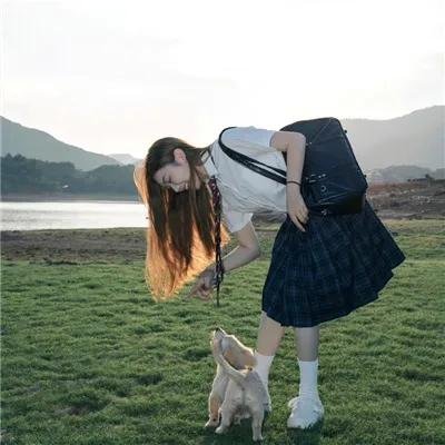 别惹那个抱玩偶的，她打架贼凶